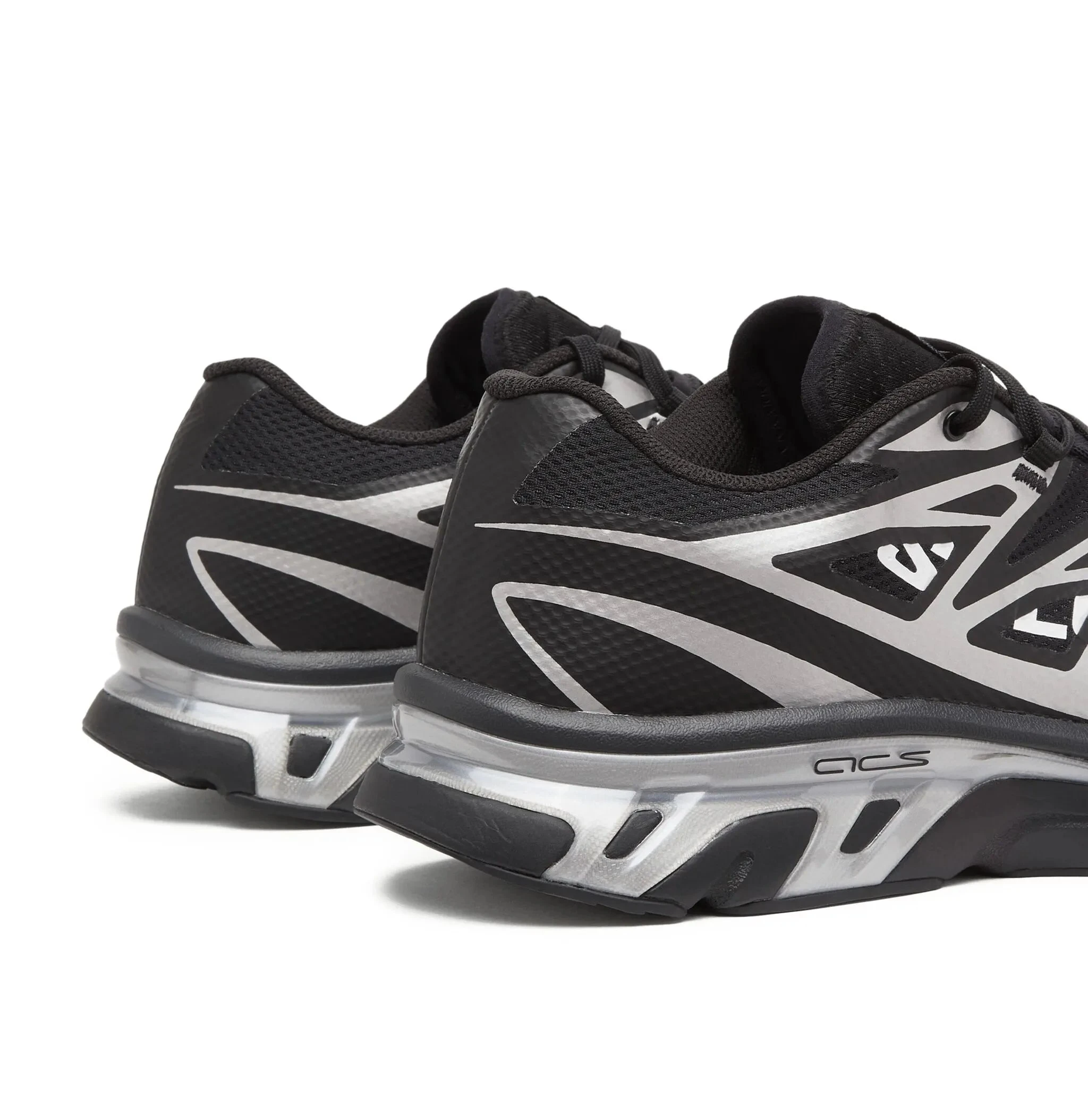 Image de la Salomon XT-6 MM6 Maison Margiela Black Silver, sneaker noire et argentée en mesh technique, détails TPU brillants, semelle Contagrip®, laçage Quicklace. Vue de 3/4 arrière