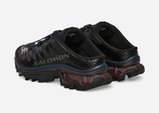Salomon XT-4 Mule MM6 Maison Margiela Black Nine Iron en mesh noir et gris anthracite avec système Quicklace et construction ouverte au talon.