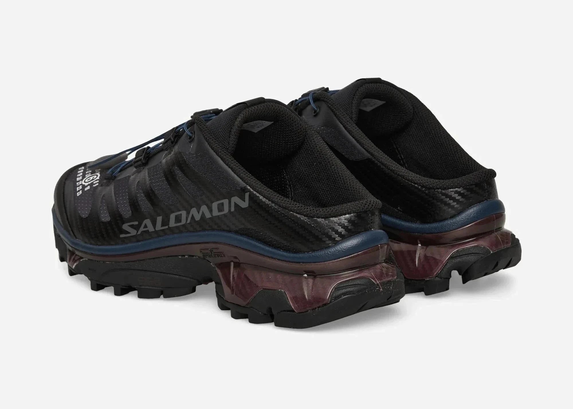 Salomon XT-4 Mule MM6 Maison Margiela Black Nine Iron en mesh noir et gris anthracite avec système Quicklace et construction ouverte au talon.