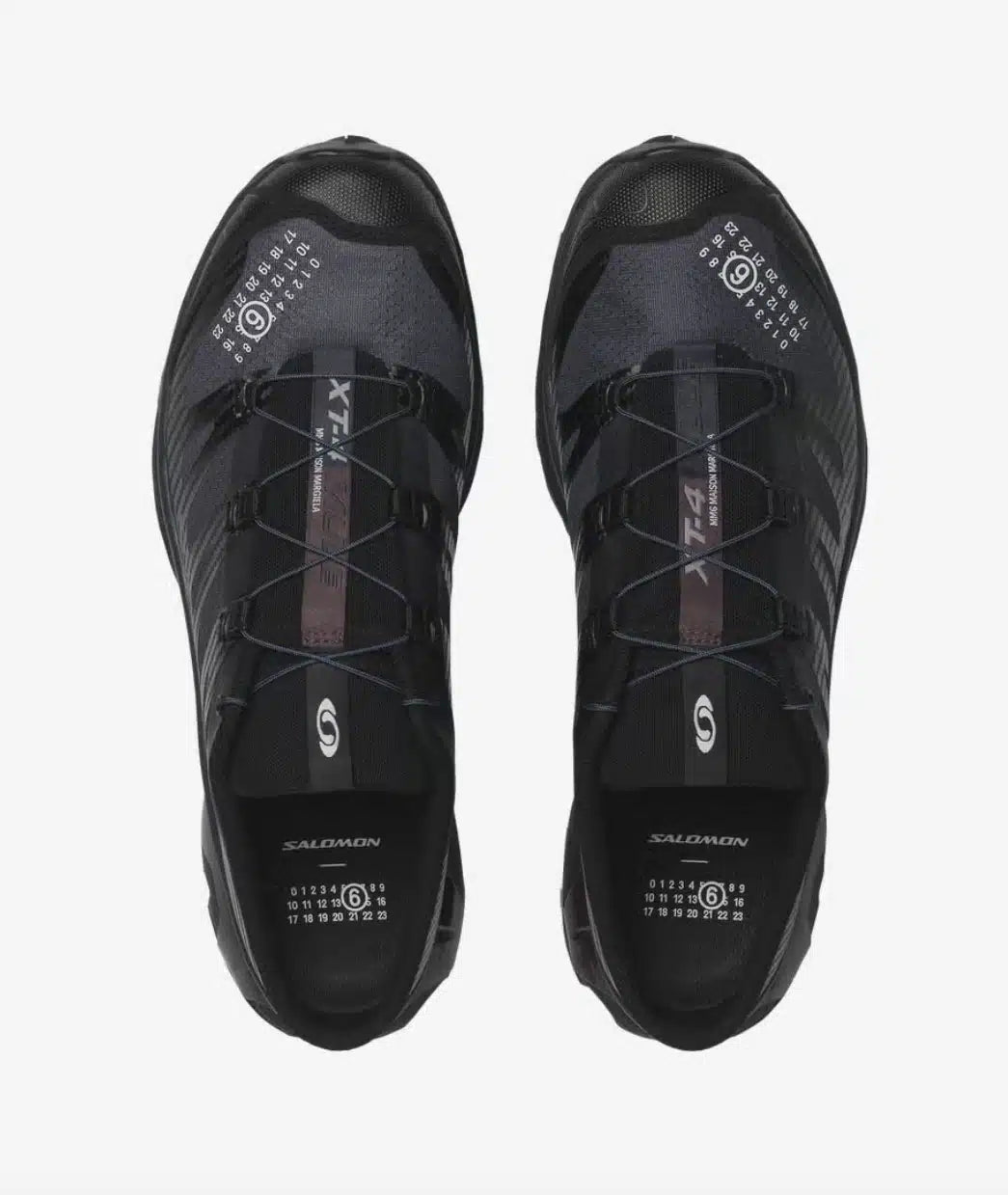 Salomon XT-4 Mule MM6 Maison Margiela Black Nine Iron en mesh noir et gris anthracite avec système Quicklace et construction ouverte au talon.