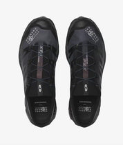 Salomon XT-4 Mule MM6 Maison Margiela Black Nine Iron en mesh noir et gris anthracite avec système Quicklace et construction ouverte au talon.