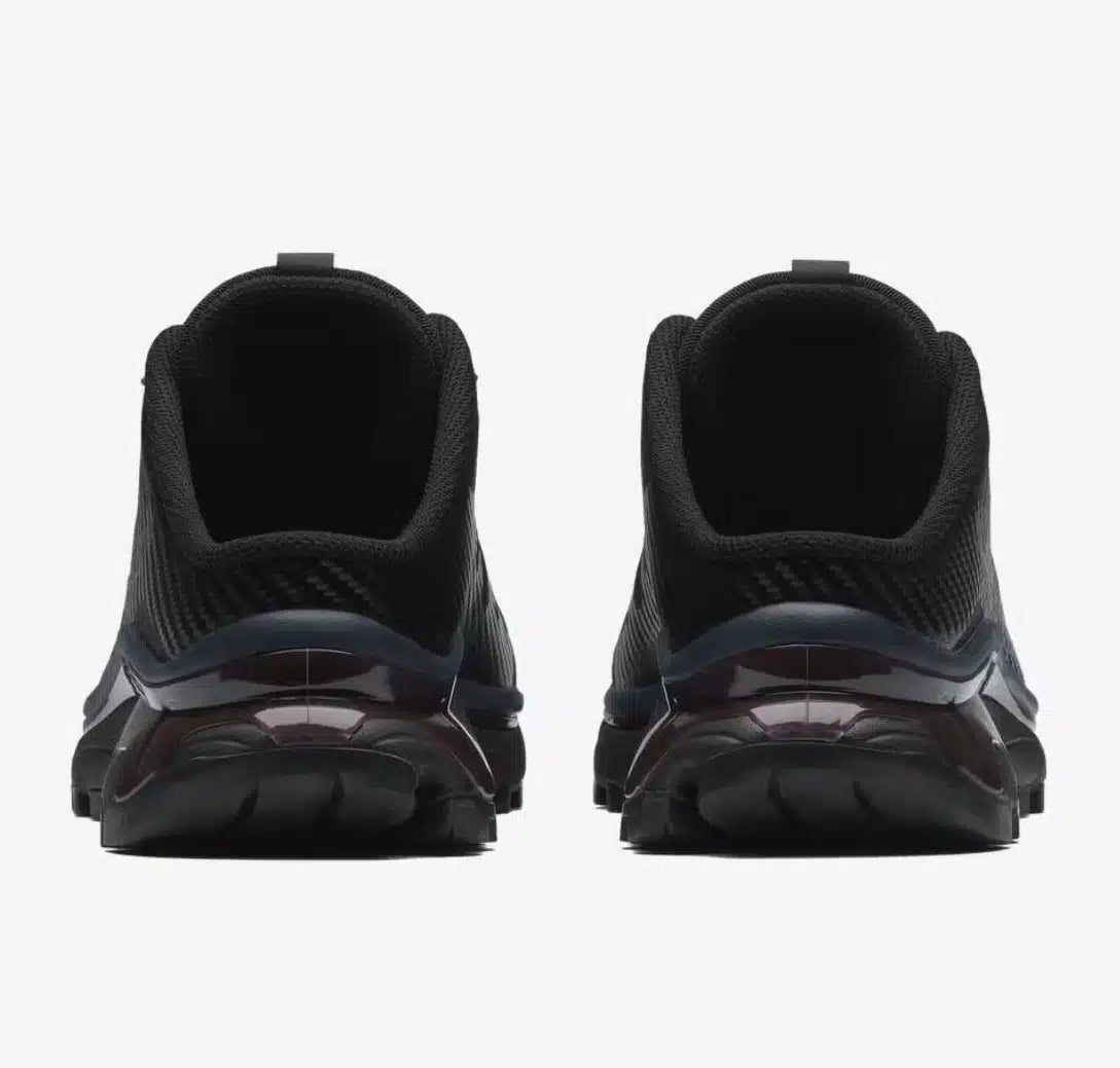Salomon XT-4 Mule MM6 Maison Margiela Black Nine Iron en mesh noir et gris anthracite avec système Quicklace et construction ouverte au talon.