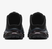 Salomon XT-4 Mule MM6 Maison Margiela Black Nine Iron en mesh noir et gris anthracite avec système Quicklace et construction ouverte au talon.