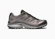 Salomon XT-4 OG Gore-Tex Paloma Cloudburst Silver en gris et argent avec tige technique, quickLACE™, membrane GORE-TEX et semelle crantée.