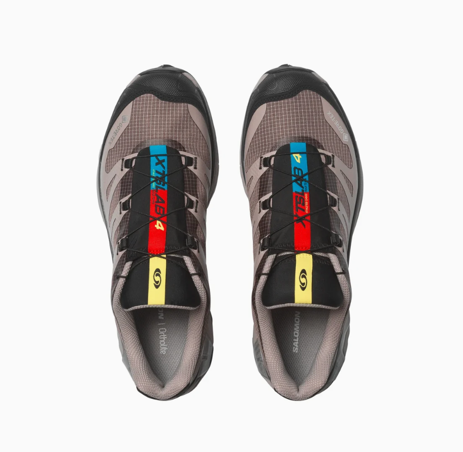 Salomon XT-4 OG Gore-Tex Paloma Cloudburst Silver en gris et argent avec tige technique, quickLACE™, membrane GORE-TEX et semelle crantée.