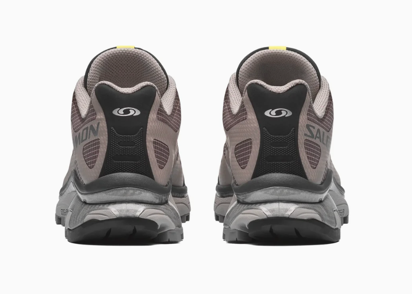 Salomon XT-4 OG Gore-Tex Paloma Cloudburst Silver en gris et argent avec tige technique, quickLACE™, membrane GORE-TEX et semelle crantée.