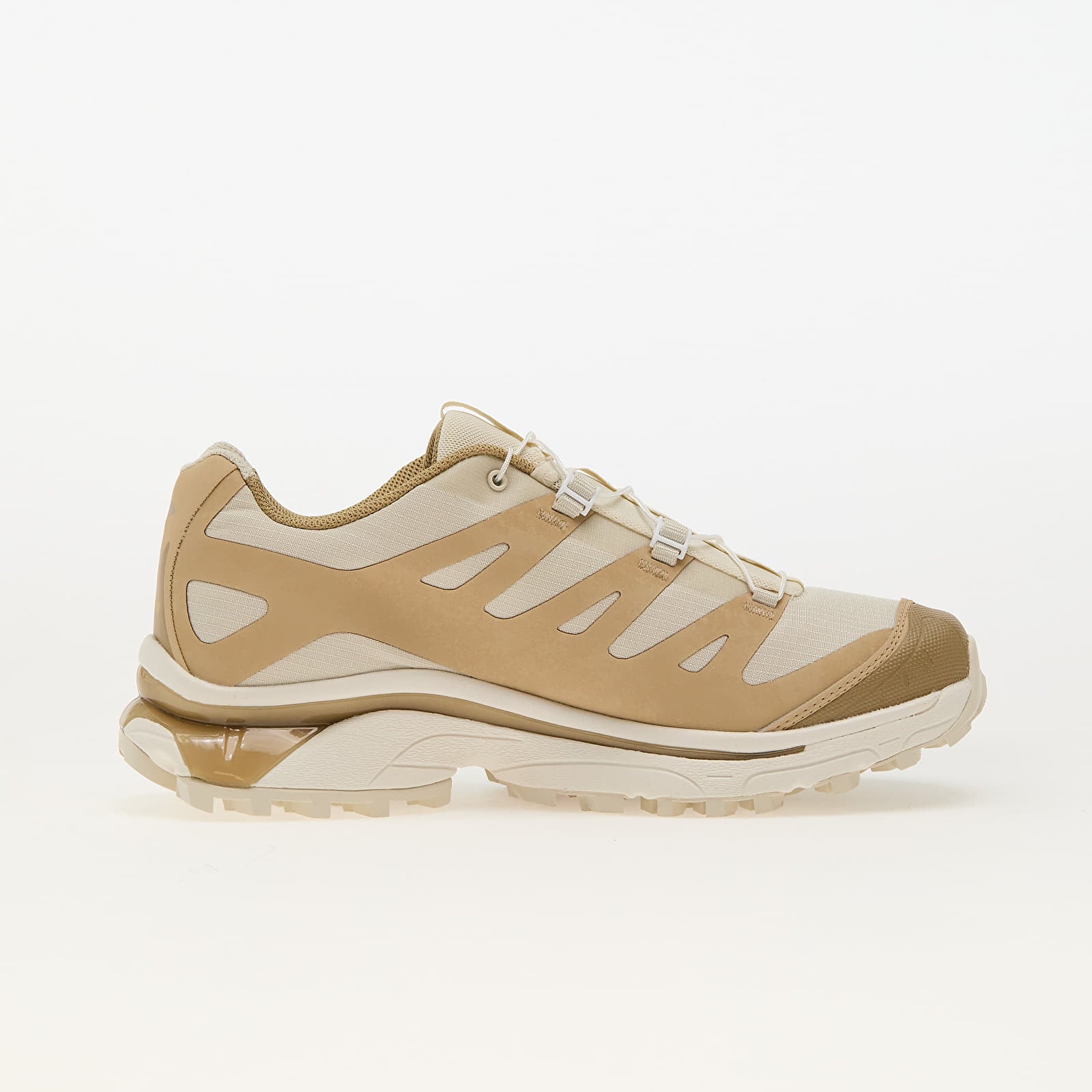 image de la Salomon XT-4 OG Protective Safari Almond Milk, sneaker beige sable et crème, tige en mesh technique avec renforts TPU, semelle Contagrip, laçage Quicklace vue de coté