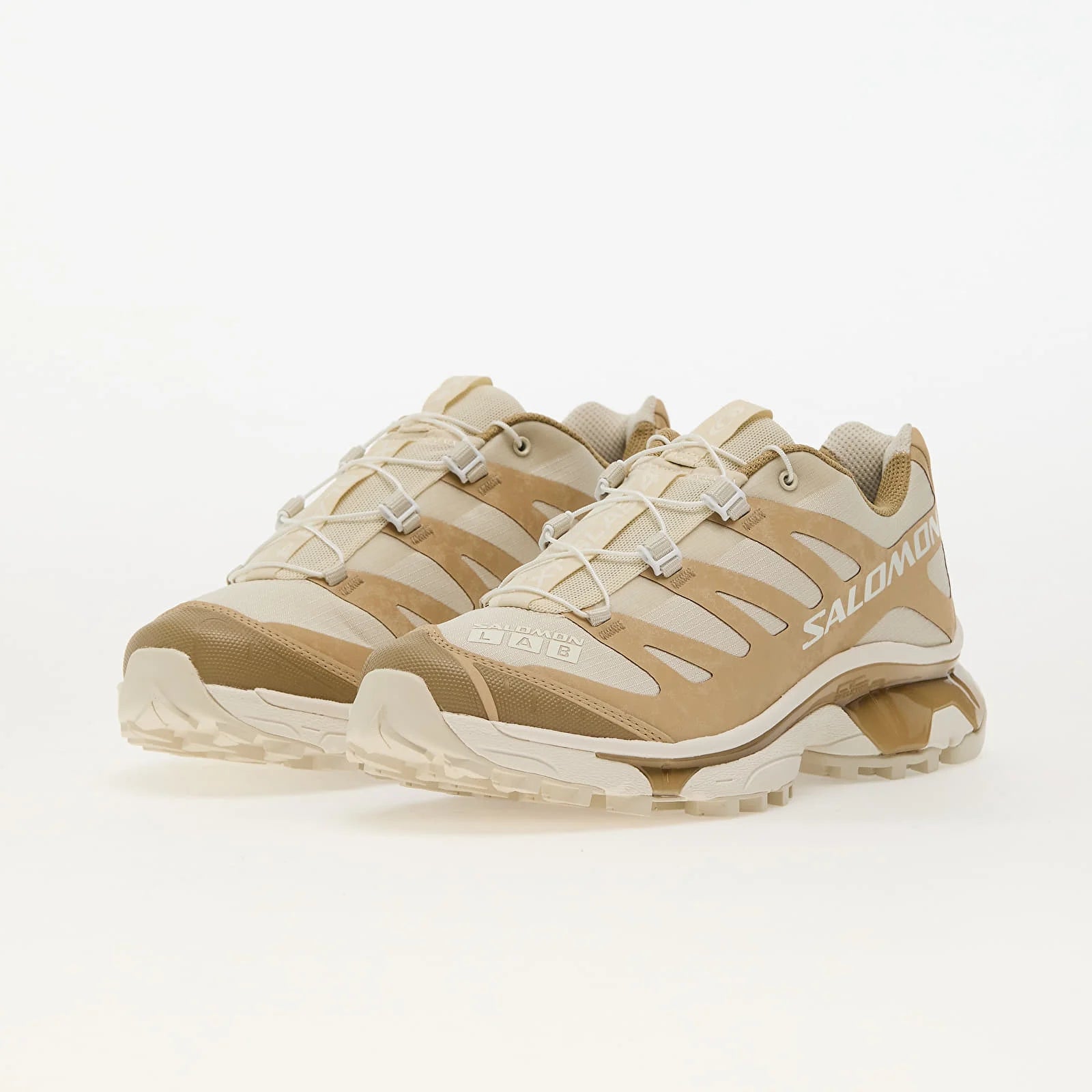 image de la Salomon XT-4 OG Protective Safari Almond Milk, sneaker beige sable et crème, tige en mesh technique avec renforts TPU, semelle Contagrip, laçage Quicklace vue de profil