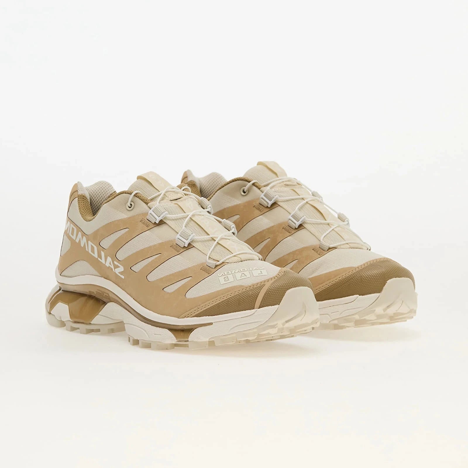 image de la Salomon XT-4 OG Protective Safari Almond Milk, sneaker beige sable et crème, tige en mesh technique avec renforts TPU, semelle Contagrip, laçage Quicklace vue de profil