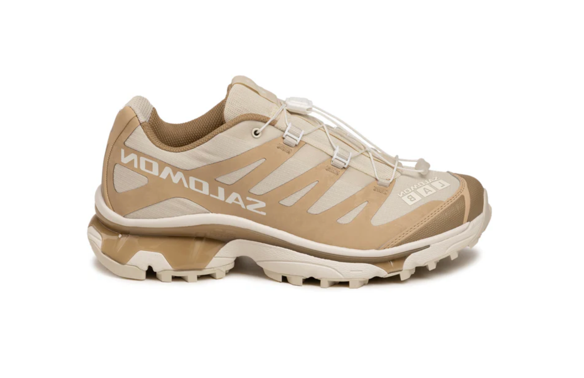 Image de la Salomon XT-4 OG Protective Safari Almond Milk, sneaker beige sable et crème, tige en mesh technique avec renforts TPU, semelle Contagrip, laçage Quicklace vue de coté