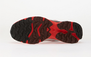 Découvrez la Salomon XT-4 OG Silver Black Fiery Red, une sneaker trail iconique équipée des technologies ACS, Quicklace™, SensiFit™ et Contagrip® pour un confort et une adhérence remarquables.