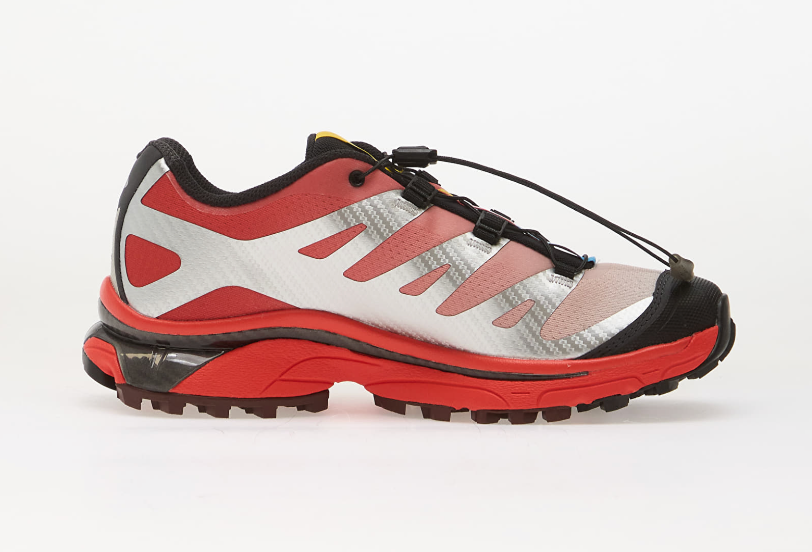 Découvrez la Salomon XT-4 OG Silver Black Fiery Red, une sneaker trail iconique équipée des technologies ACS, Quicklace™, SensiFit™ et Contagrip® pour un confort et une adhérence remarquables.