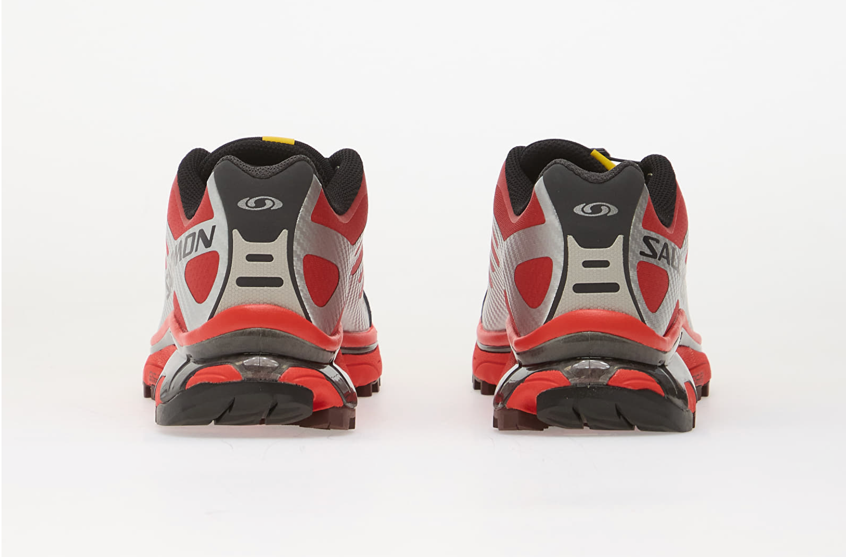 Découvrez la Salomon XT-4 OG Silver Black Fiery Red, une sneaker trail iconique équipée des technologies ACS, Quicklace™, SensiFit™ et Contagrip® pour un confort et une adhérence remarquables.