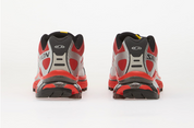 Découvrez la Salomon XT-4 OG Silver Black Fiery Red, une sneaker trail iconique équipée des technologies ACS, Quicklace™, SensiFit™ et Contagrip® pour un confort et une adhérence remarquables.