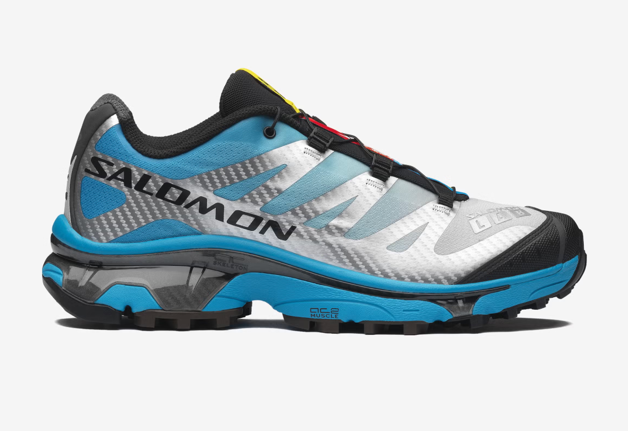 Salomon XT-4 OG Silver Black Transcend Blue avec tige en maille respirante argentée, renforts noirs, détails Transcend Blue, système Quicklace™ et semelle Contagrip® à crampons.
