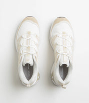 Sneaker Salomon XT-6 Expanse White Rainy Day en mesh blanc avec détails gris, système Quicklace, amorti EnergyCell et semelle Contagrip.