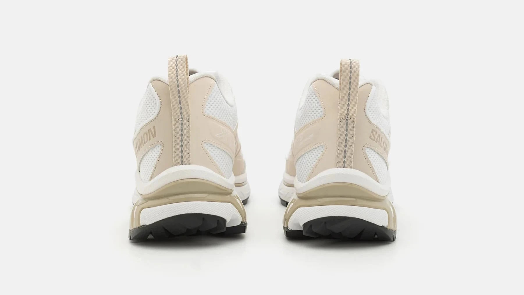 Sneaker Salomon XT-6 Expanse White Rainy Day en mesh blanc avec détails gris, système Quicklace, amorti EnergyCell et semelle Contagrip.