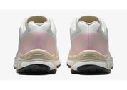 Sneaker Salomon XT-6 White Almond Milk Fairy Tale en mesh blanc avec détails crème et rose pastel, système Quicklace, amorti EnergyCell et semelle Contagrip.