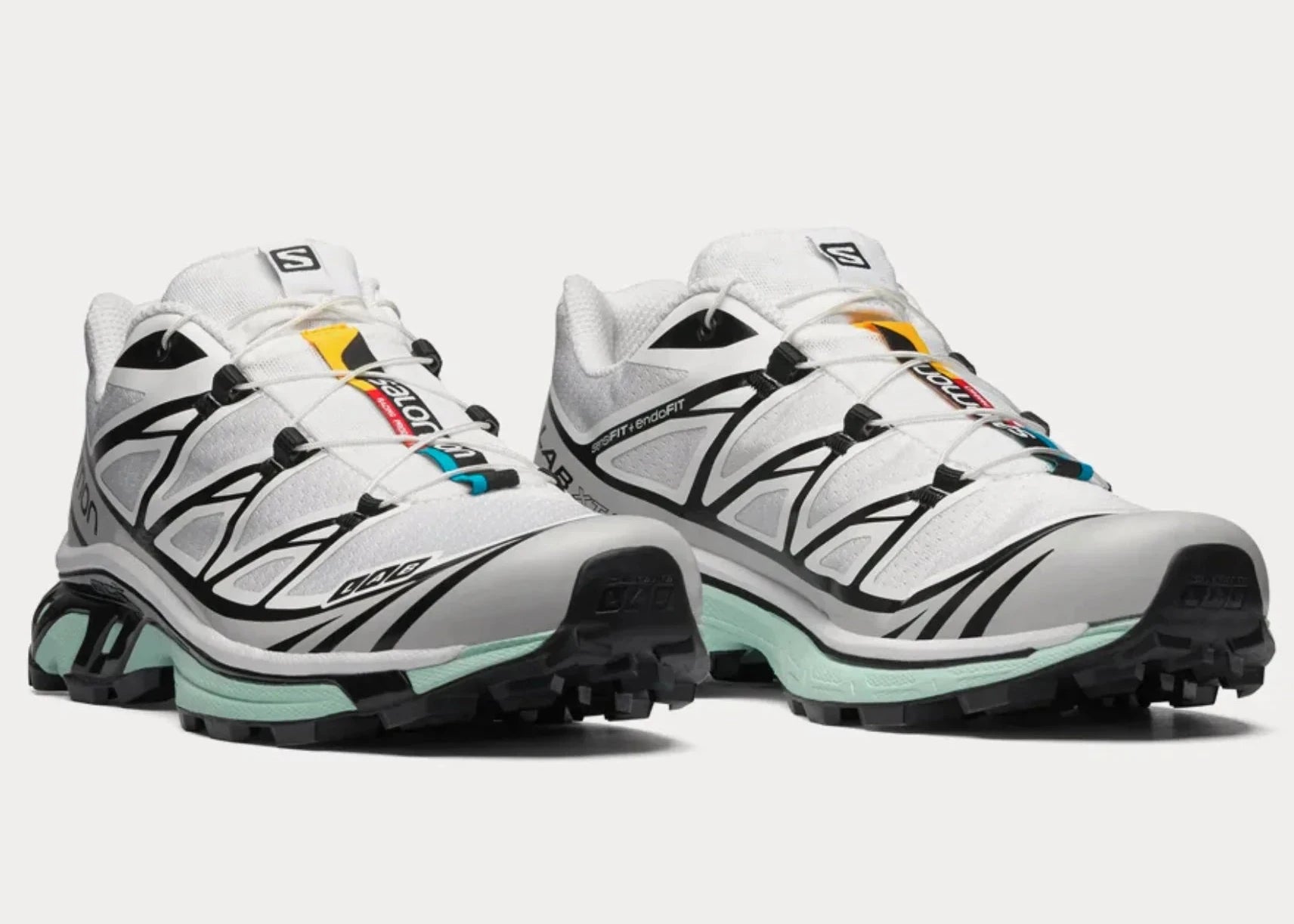 Sneaker Salomon XT-6 White Icy Morn en mesh blanc avec détails bleu glacier, système Quicklace, amorti EnergyCell et semelle Contagrip.