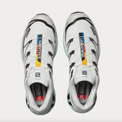 Sneaker Salomon XT-6 White Icy Morn en mesh blanc avec détails bleu glacier, système Quicklace, amorti EnergyCell et semelle Contagrip.