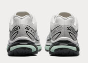 Sneaker Salomon XT-6 White Icy Morn en mesh blanc avec détails bleu glacier, système Quicklace, amorti EnergyCell et semelle Contagrip.