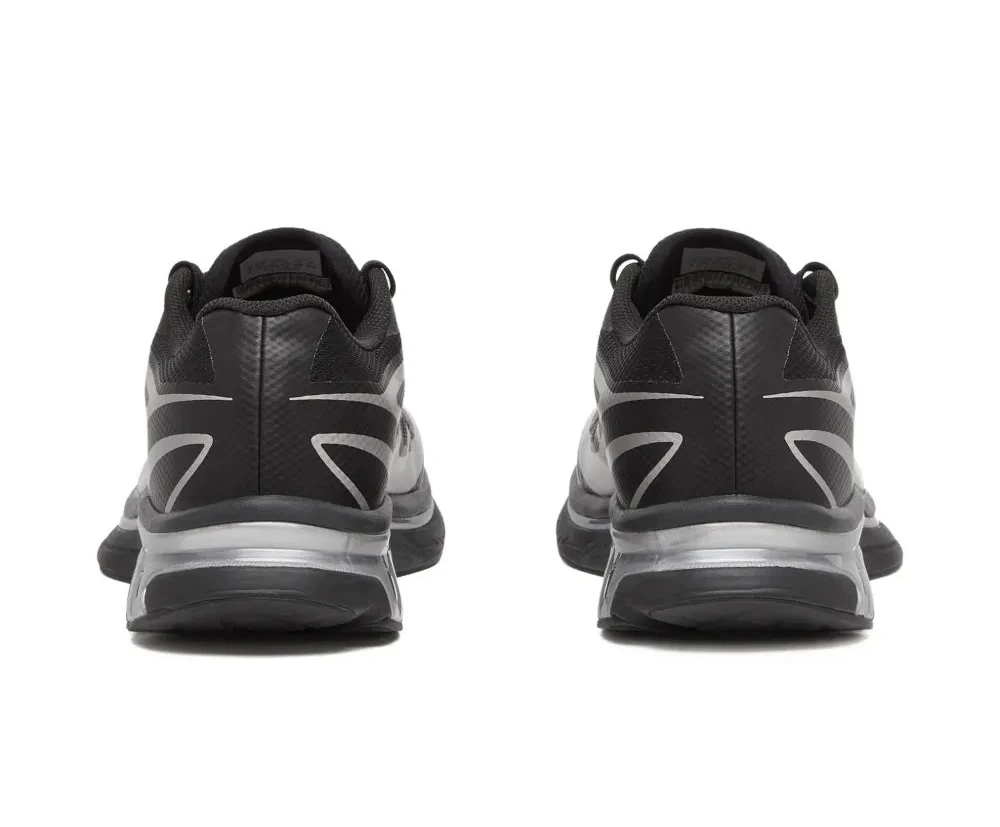 Image de la Salomon XT-6 MM6 Maison Margiela Black Silver, sneaker noire et argentée en mesh technique, détails TPU brillants, semelle Contagrip®, laçage Quicklace. Vue de derrière.