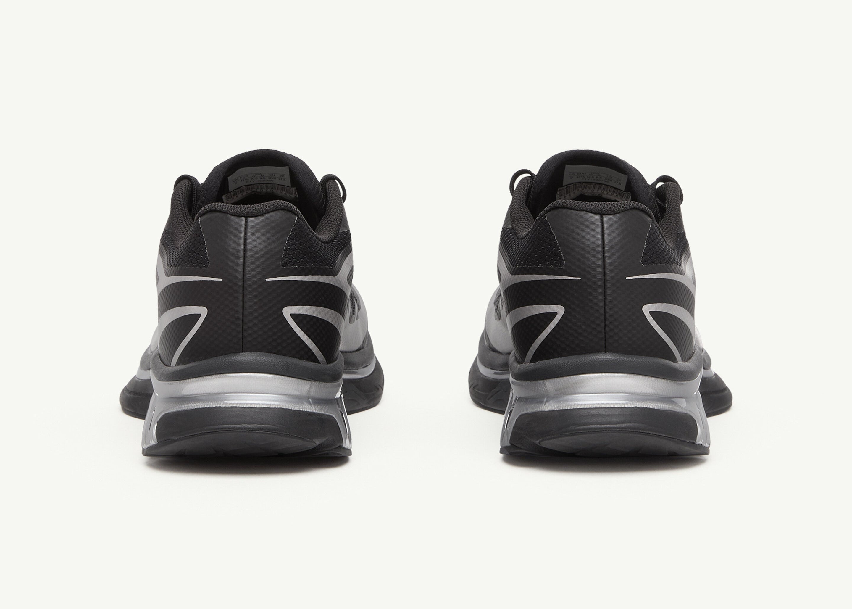 Image de la Salomon XT-6 MM6 Maison Margiela Black Silver, sneaker noire et argentée en mesh technique, détails TPU brillants, semelle Contagrip®, laçage Quicklace. Vue de derrière.