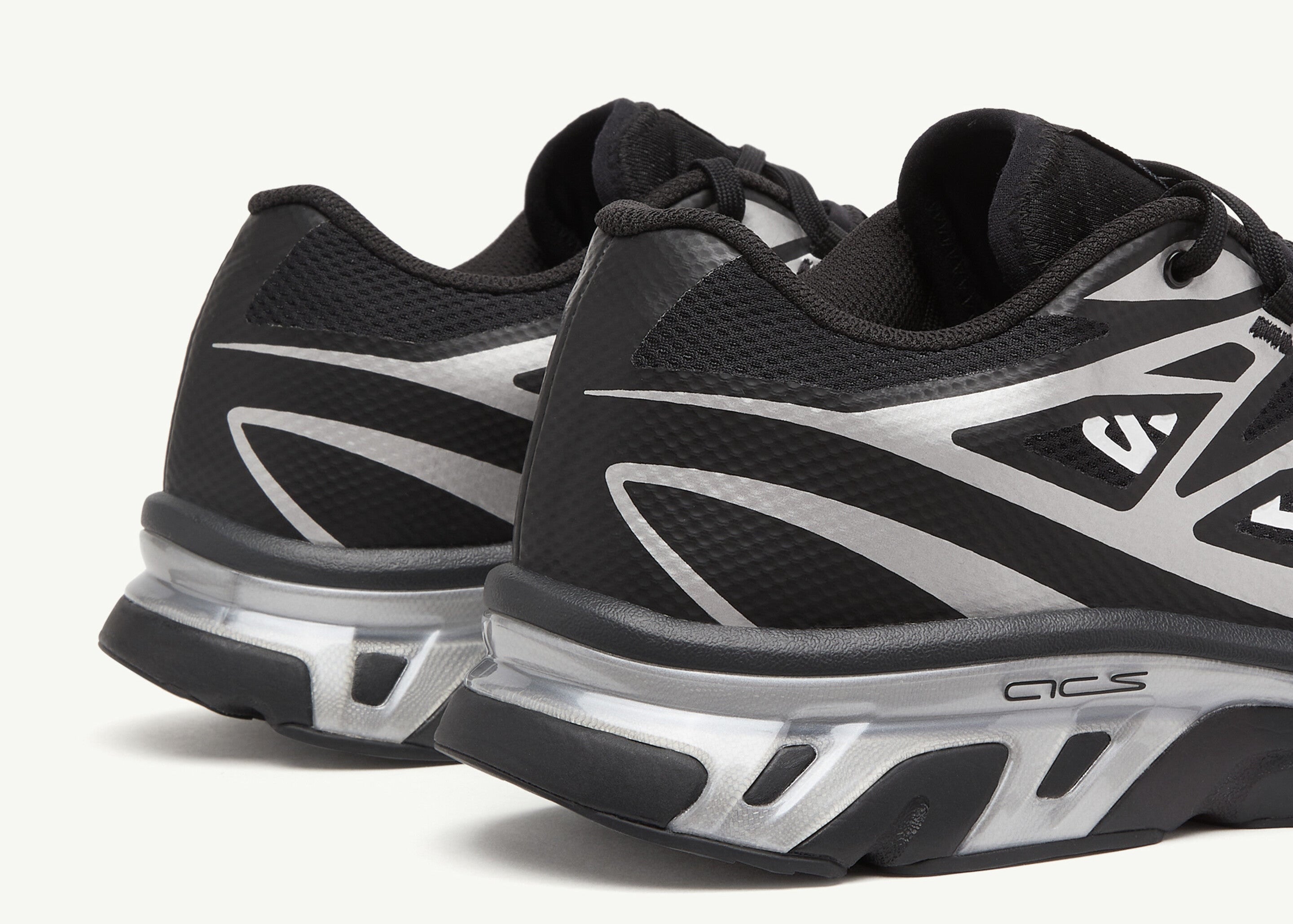 Image de la Salomon XT-6 MM6 Maison Margiela Black Silver, sneaker noire et argentée en mesh technique, détails TPU brillants, semelle Contagrip®, laçage Quicklace. Vue de 3/4 arrière