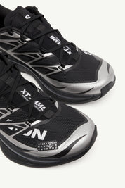 Image de la Salomon XT-6 MM6 Maison Margiela Black Silver, sneaker noire et argentée en mesh technique, détails TPU brillants, semelle Contagrip®, laçage Quicklace. Zoom avant