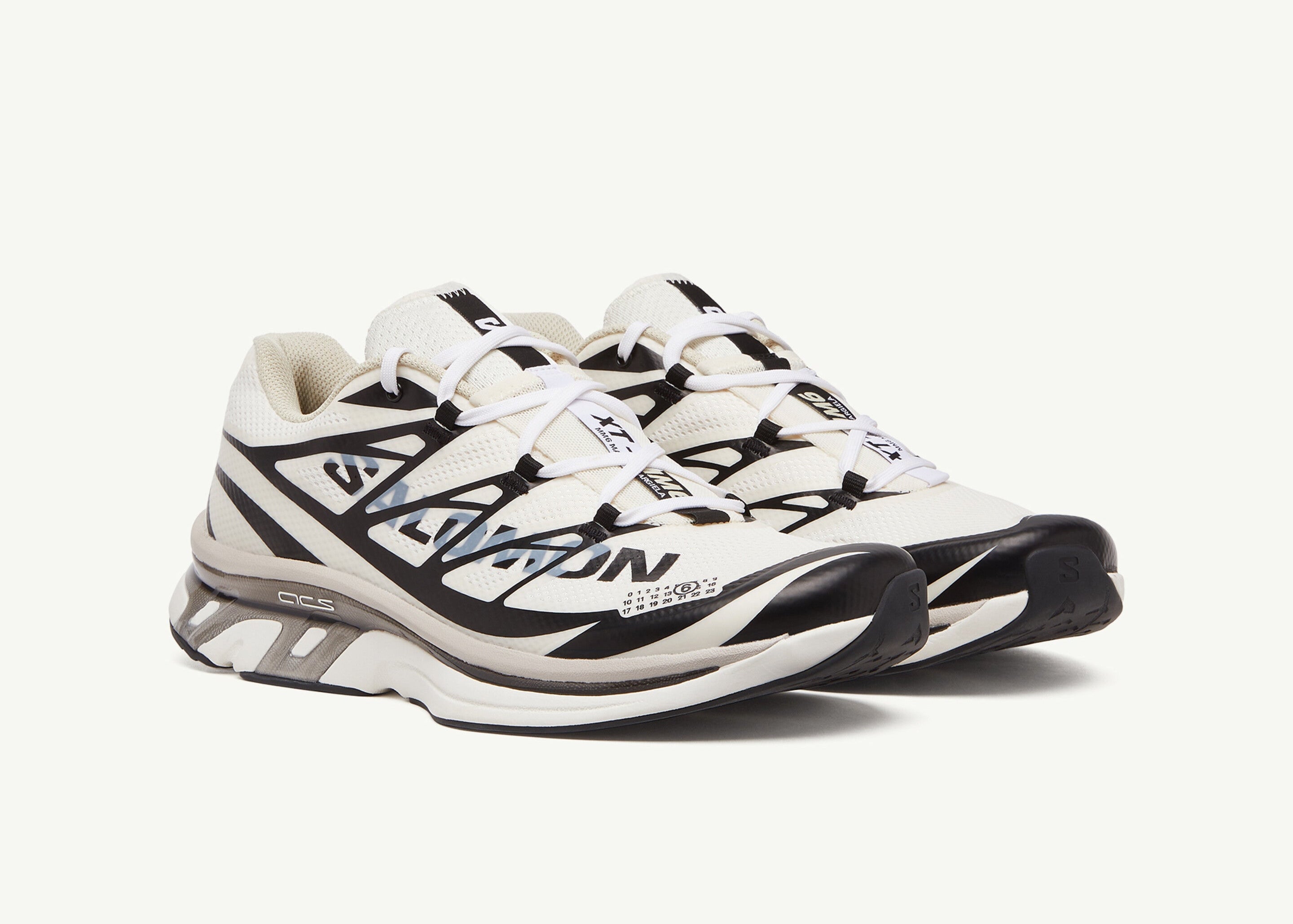 Image de la Salomon XT-6 MM6 Maison Margiela Vanilla Ice, sneaker crème translucide en mesh technique, détails déstructurés, semelle Contagrip® et système Quicklace. Vue de 3/4 face.