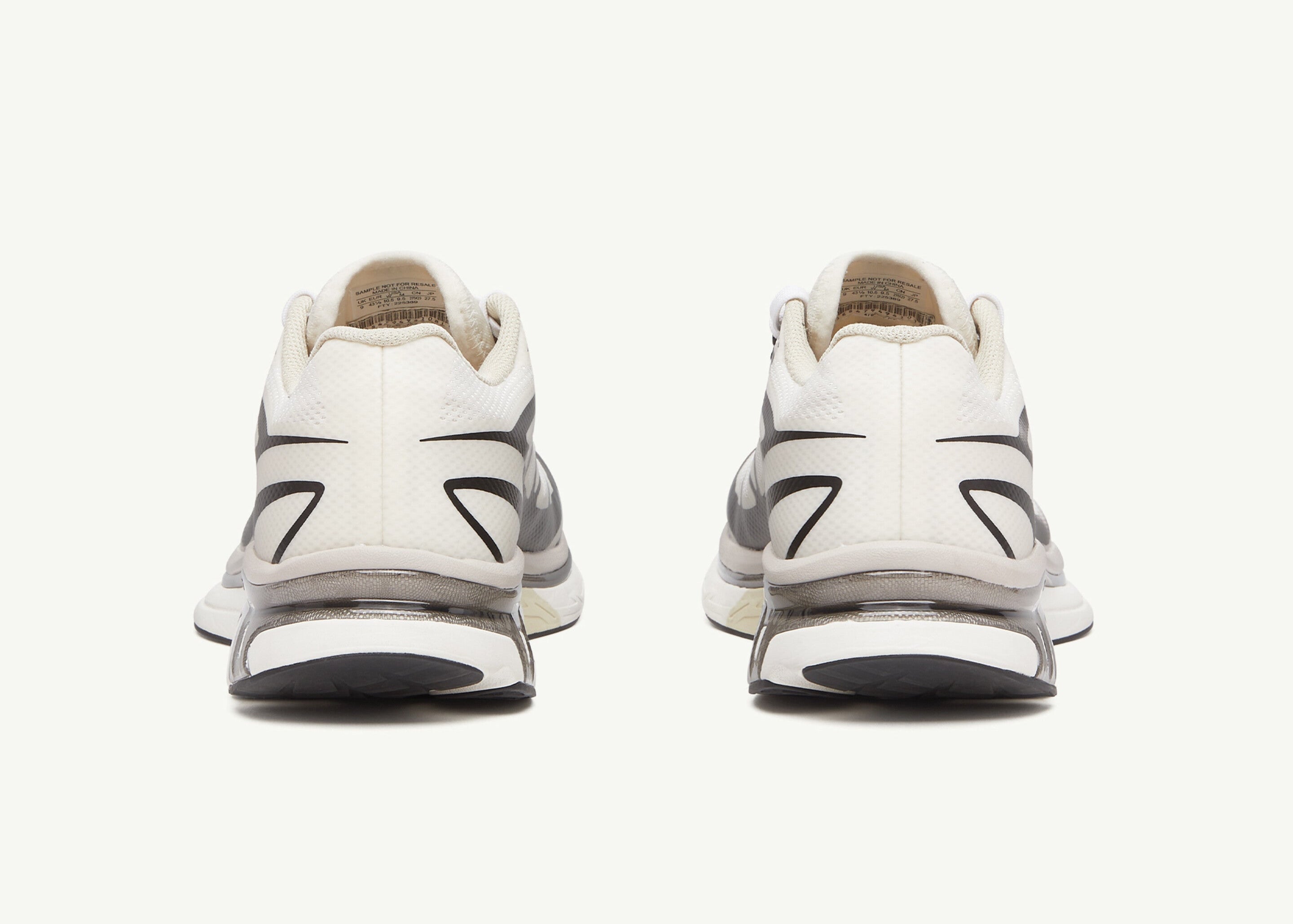 Image de la Salomon XT-6 MM6 Maison Margiela Vanilla Ice, sneaker crème translucide en mesh technique, détails déstructurés, semelle Contagrip® et système Quicklace. Vue arrière 