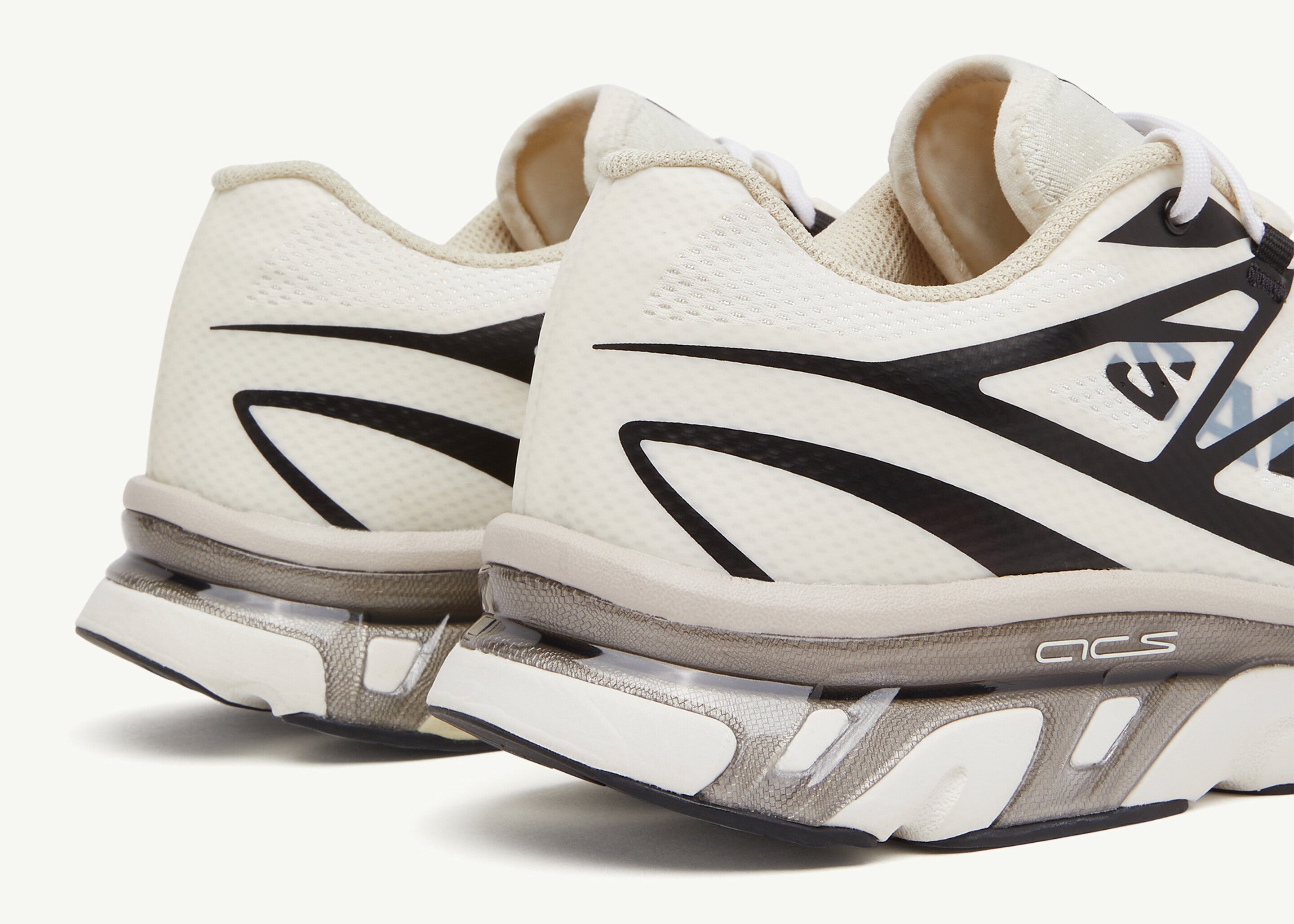 Image de la Salomon XT-6 MM6 Maison Margiela Vanilla Ice, sneaker crème translucide en mesh technique, détails déstructurés, semelle Contagrip® et système Quicklace. Vue de derrière.