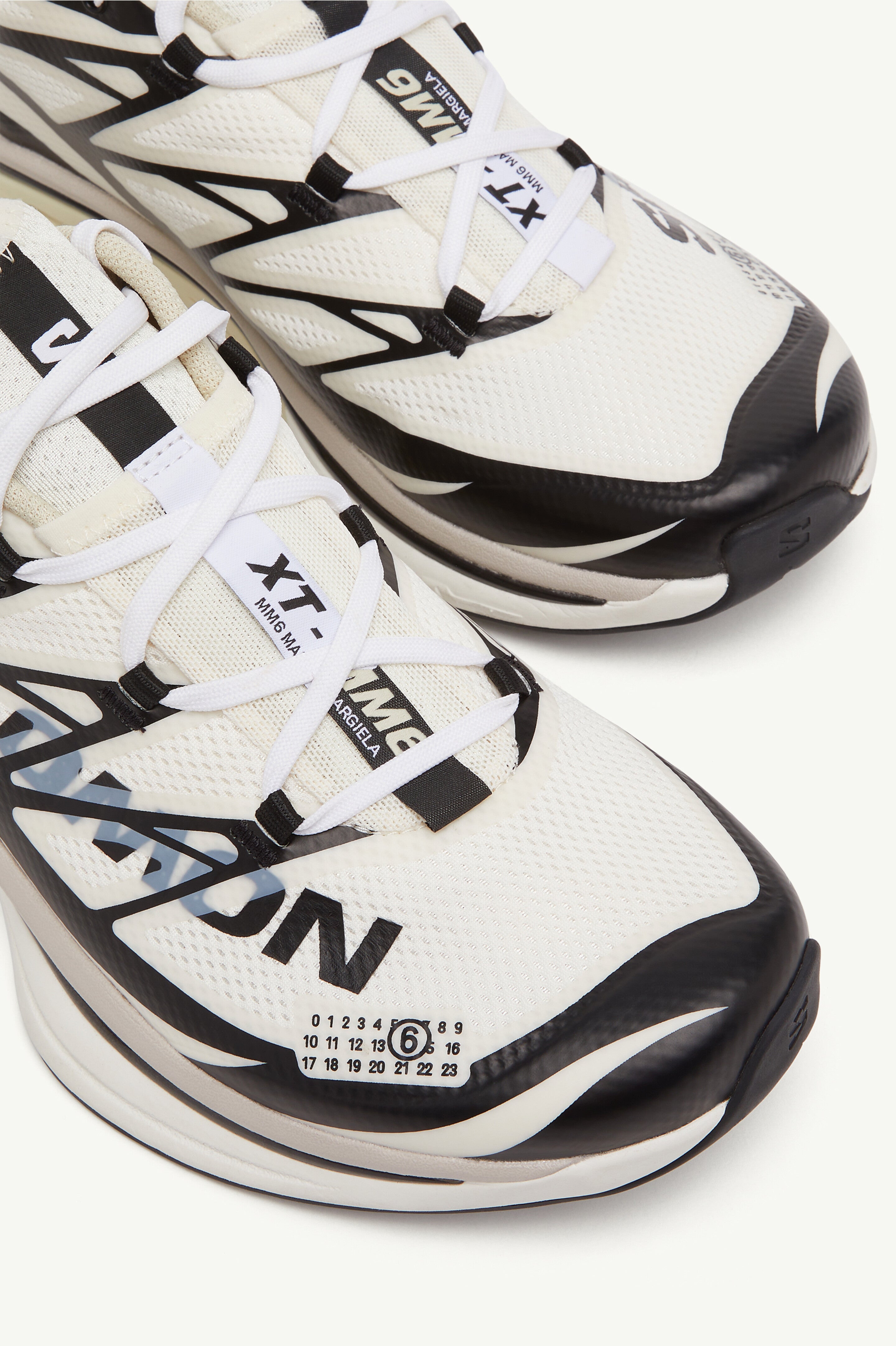 Image de la Salomon XT-6 MM6 Maison Margiela Vanilla Ice, sneaker crème translucide en mesh technique, détails déstructurés, semelle Contagrip® et système Quicklace. Vue zoomer avant