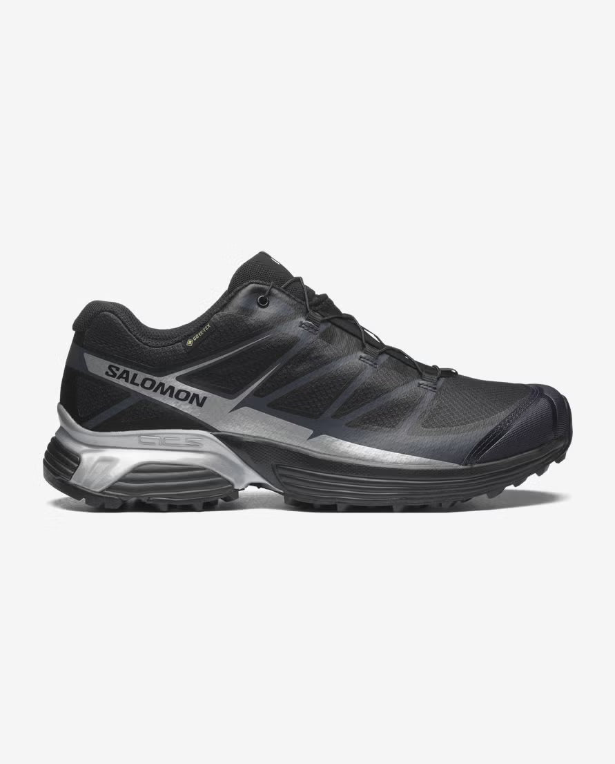 Salomon XT-Pathway GTX Black Silver, chaussure noire avec détails argentés, tige résistante et membrane GORE-TEX, semelle Contagrip. (vue de profil)