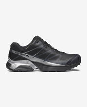 Salomon XT-Pathway GTX Black Silver, chaussure noire avec détails argentés, tige résistante et membrane GORE-TEX, semelle Contagrip. (vue de profil)