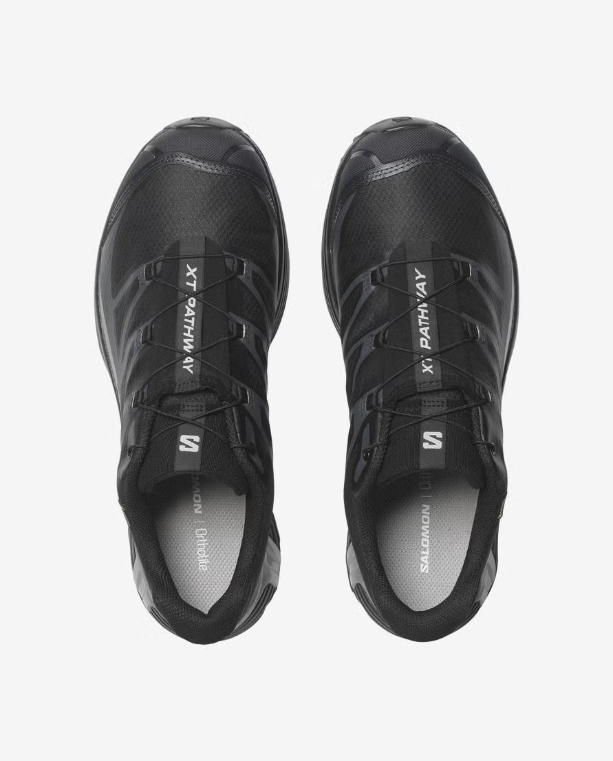 Salomon XT-Pathway GTX Black Silver, chaussure noire avec détails argentés, tige résistante et membrane GORE-TEX, semelle Contagrip. (vue de dessus)