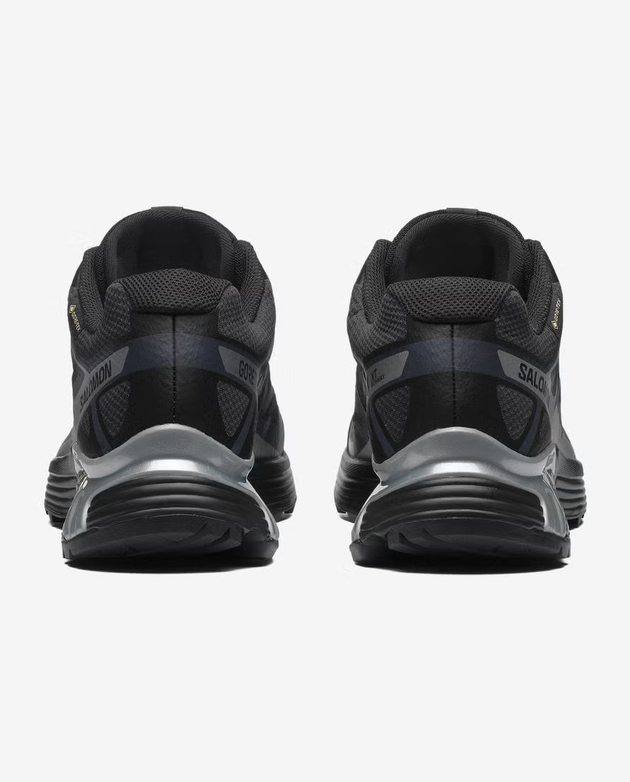 Salomon XT-Pathway GTX Black Silver, chaussure noire avec détails argentés, tige résistante et membrane GORE-TEX, semelle Contagrip. (vue de derrière)