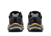 Chaussure de trail Salomon XT6 black/silver/warm apricot , semelle légère et confortable , vue de derrière