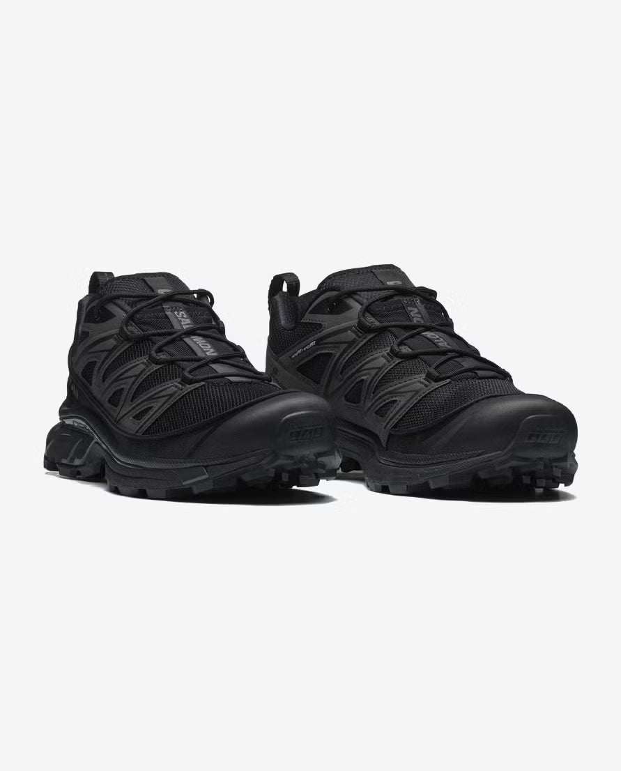 Salomon XT-6 Expanse Black / Ebony / Magnet – sneaker noire technique hybride trail et streetwear, vue de 3/4 face