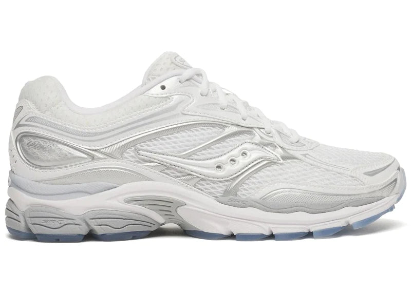 Saucony ProGrid Omni 9 Sauctop White Silver, sneaker Saucony blanche et argentée avec construction multicouche et silhouette running rétro Y2K vue de profil. 
