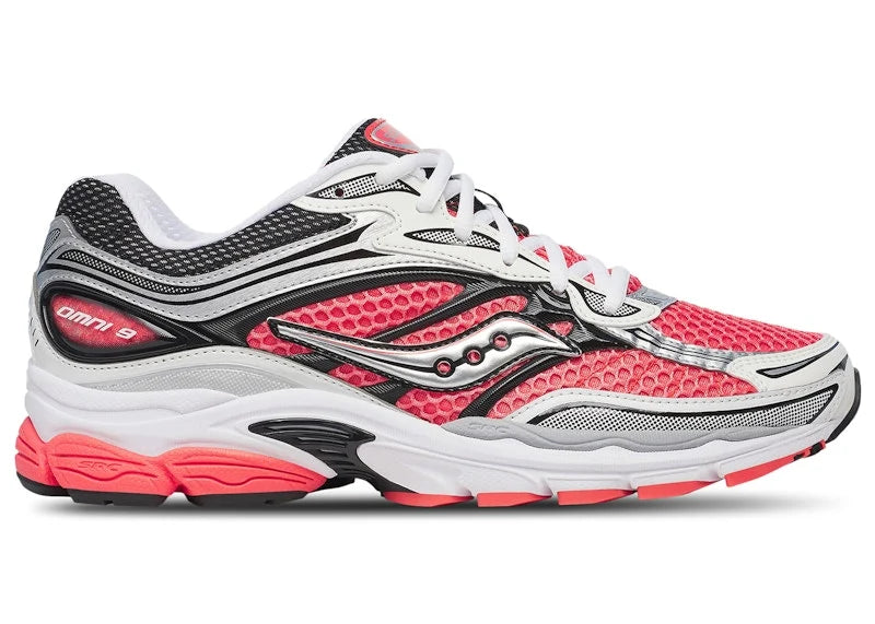 Saucony ProGrid Omni 9 Silver Coral, sneaker Saucony argentée avec détails corail, construction multicouche et silhouette running rétro vue de profil. 