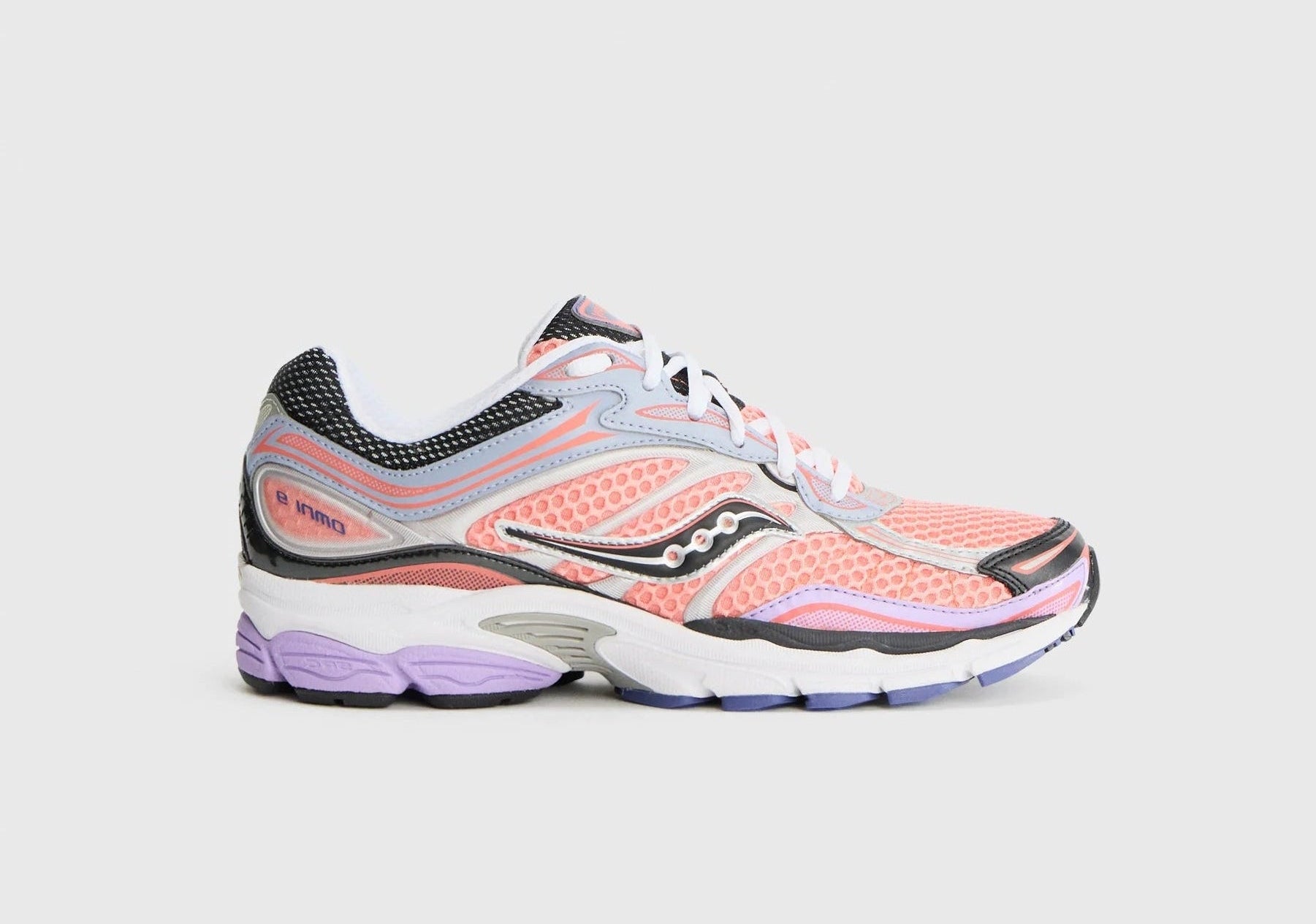 Image de la Saucony ProGrid Omni 9 Pink/Purple, sneaker rose vif et violet profond, tige mesh/daim/cuir, cage latérale TPU de maintien, semelle EVA ProGrid™, design rétro-running 2010. Vue de profil.