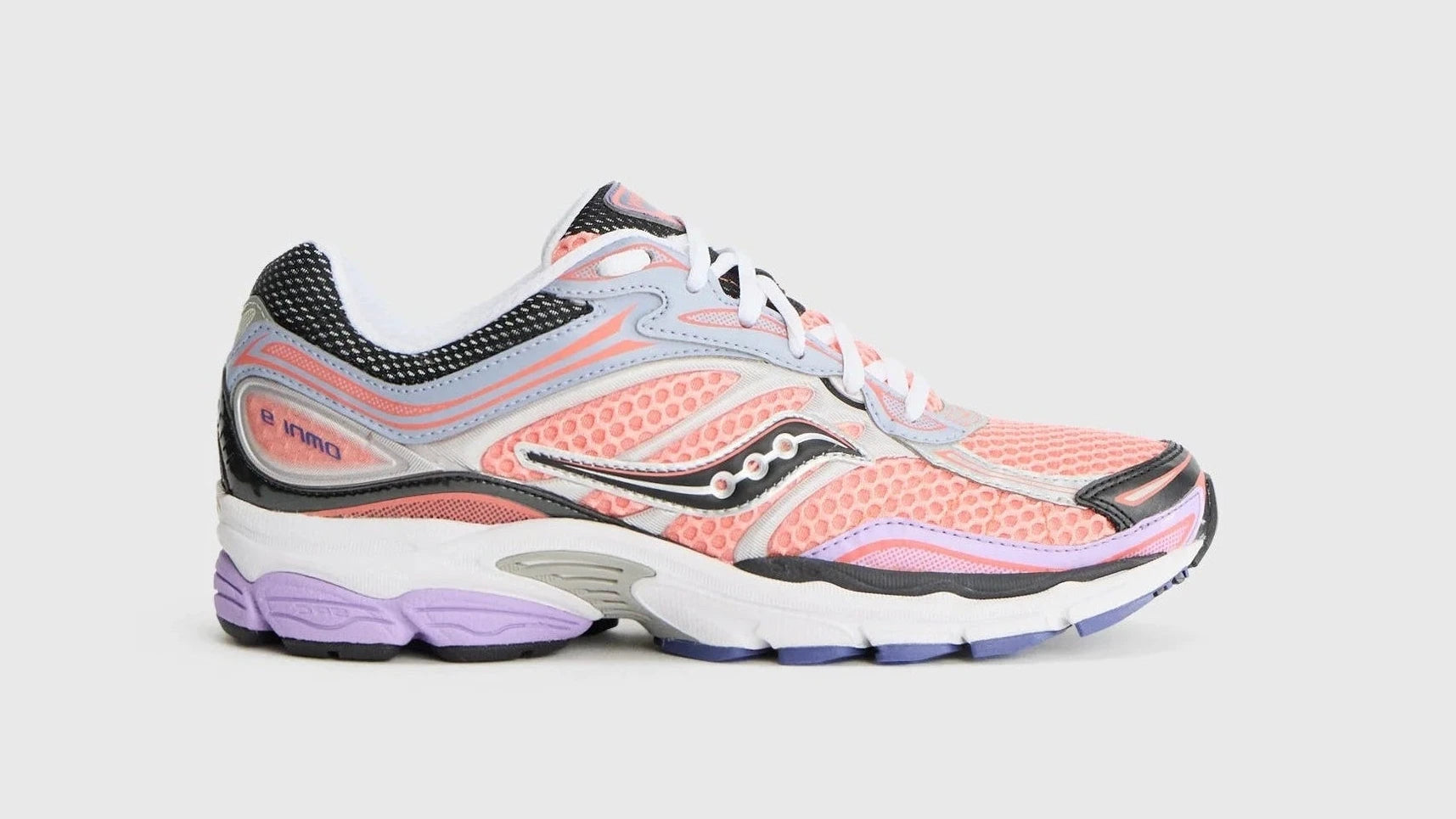 Image de la Saucony ProGrid Omni 9 Pink/Purple, sneaker rose vif et violet profond, tige mesh/daim/cuir, cage latérale TPU de maintien, semelle EVA ProGrid™, design rétro-running 2010. Vue de profil.