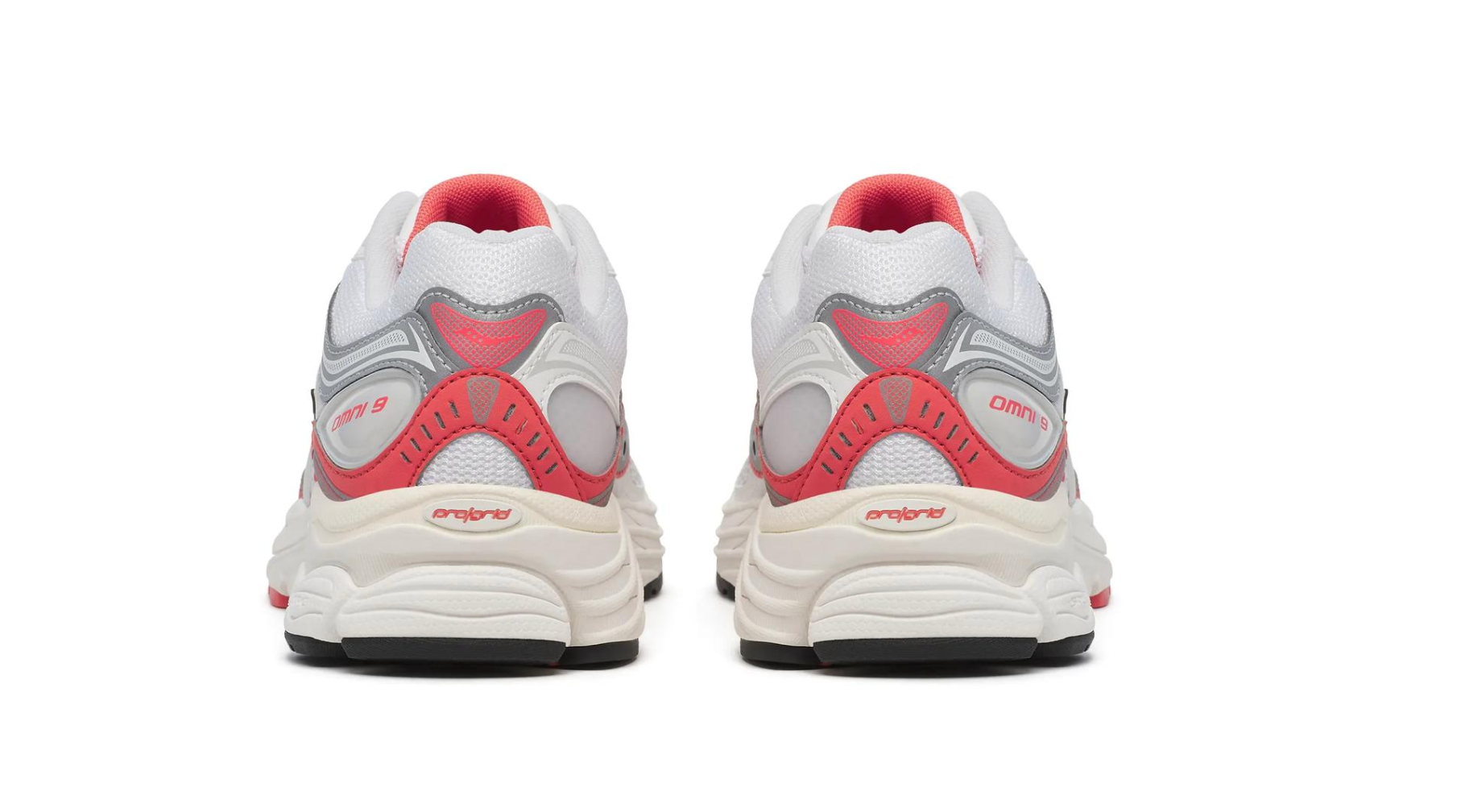 Découvrez la Saucony ProGrid Omni 9 TMY Ivory Coral, une sneaker rétro-running ivoire et corail au design Y2K, avec construction technique et amorti ProGrid vue de derrière. 