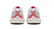 Découvrez la Saucony ProGrid Omni 9 TMY Ivory Coral, une sneaker rétro-running ivoire et corail au design Y2K, avec construction technique et amorti ProGrid vue de derrière. 