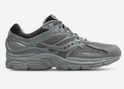Saucony ProGrid Omni 9 Armor Grey, sneaker running rétro grise en mesh avec renforts synthétiques ton sur ton et semelle épaisse vue de profil 