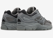 Saucony ProGrid Omni 9 Armor Grey, sneaker running rétro grise en mesh avec renforts synthétiques ton sur ton et semelle épaisse vue de 3/4 arrière. 