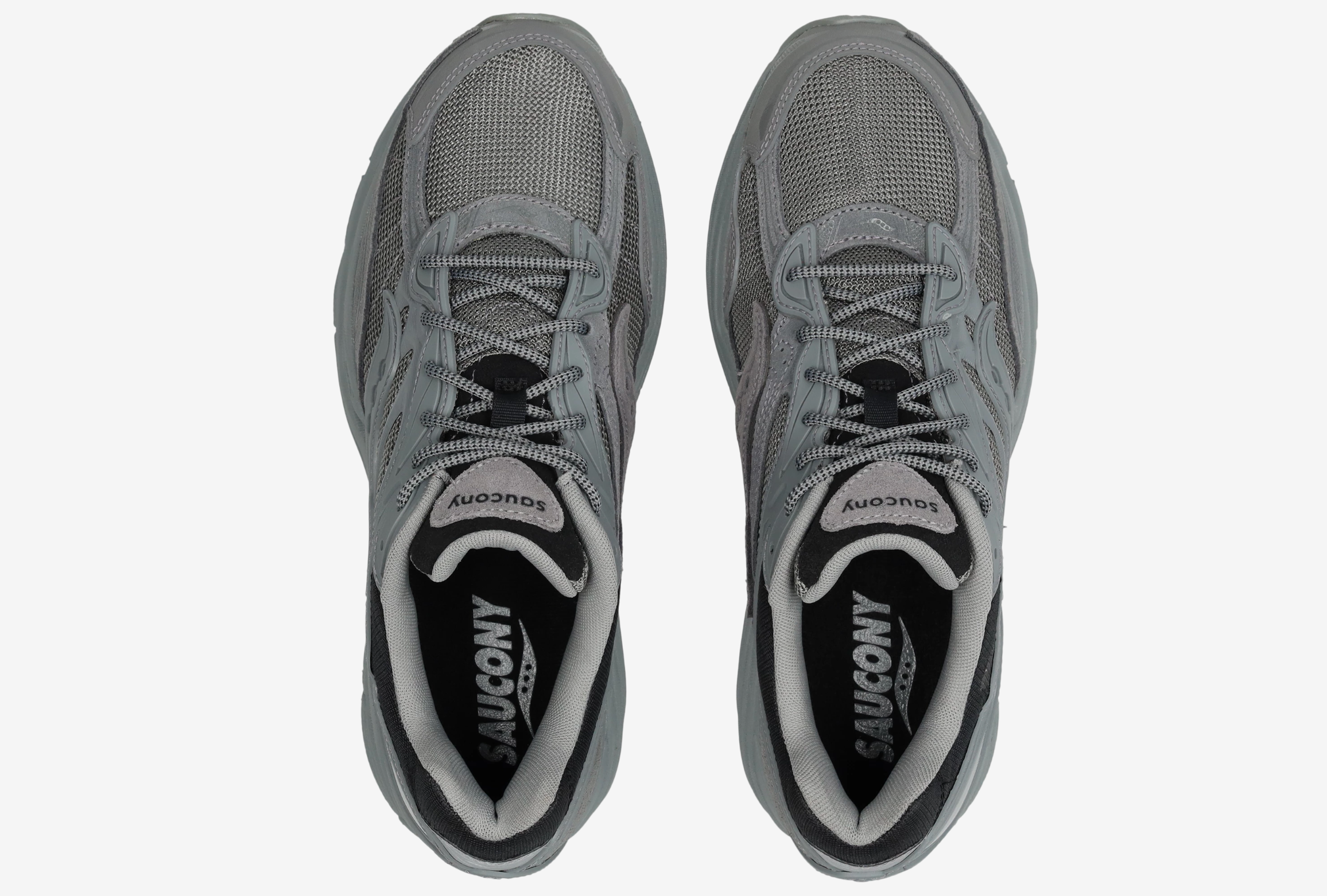 Saucony ProGrid Omni 9 Armor Grey, sneaker running rétro grise en mesh avec renforts synthétiques ton sur ton et semelle épaisse vue de dessus. 