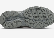 Saucony ProGrid Omni 9 Armor Grey, sneaker running rétro grise en mesh avec renforts synthétiques ton sur ton et semelle épaisse vue de dessous. 
