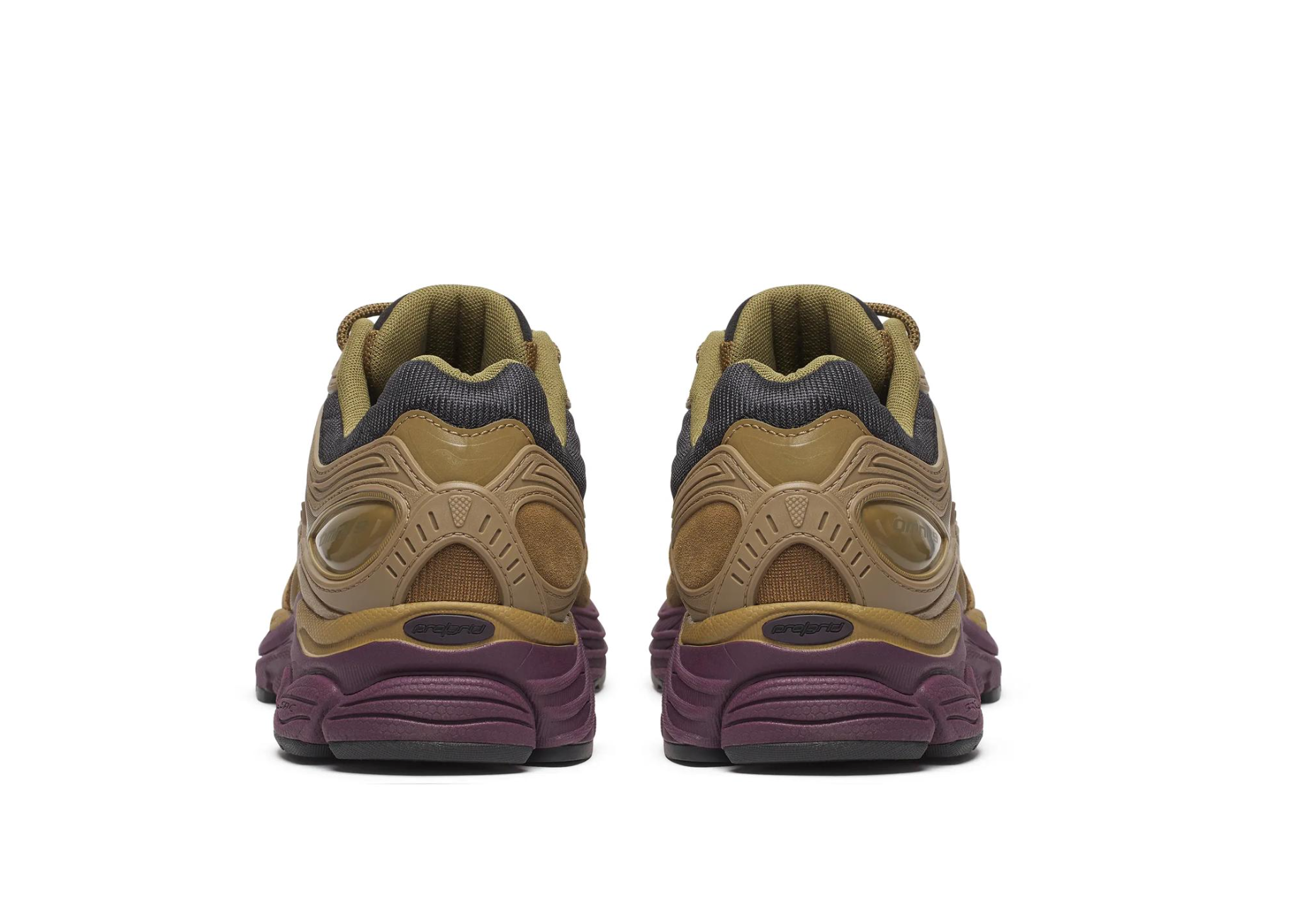 Saucony ProGrid Omni 9 Brown Bordeaux, sneaker running rétro marron et bordeaux avec tige en mesh structurée et semelle à technologie Grid vue de derrière. 